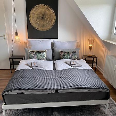 Bostel 1 - Modernes Dachgeschoss-Studio In Duisburg Meiderich, 4,7 Km Hbf, U-Bahn 250M, Flughafen Duesseldorf 28 Km, Landschaftspark 2,9 Km, 5 Gehminuten Von Herzklinik Entfernt Bagian luar foto