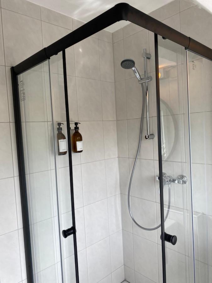 Bostel 1 - Modernes Dachgeschoss-Studio In Duisburg Meiderich, 4,7 Km Hbf, U-Bahn 250M, Flughafen Duesseldorf 28 Km, Landschaftspark 2,9 Km, 5 Gehminuten Von Herzklinik Entfernt Bagian luar foto